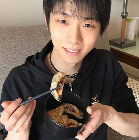 Yuzuru Hanyu posed with his dumplings
